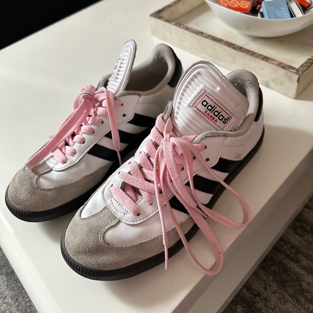 Samba Classic Adidas white/black sneakers with pink laces
